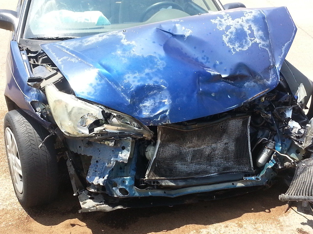 Poškodenie prednej časti vozidla po závažnej dopravnej nehode. Aj takto mohlo vyzerať auto, ktoré sa v inzeráte javí bezchybne.