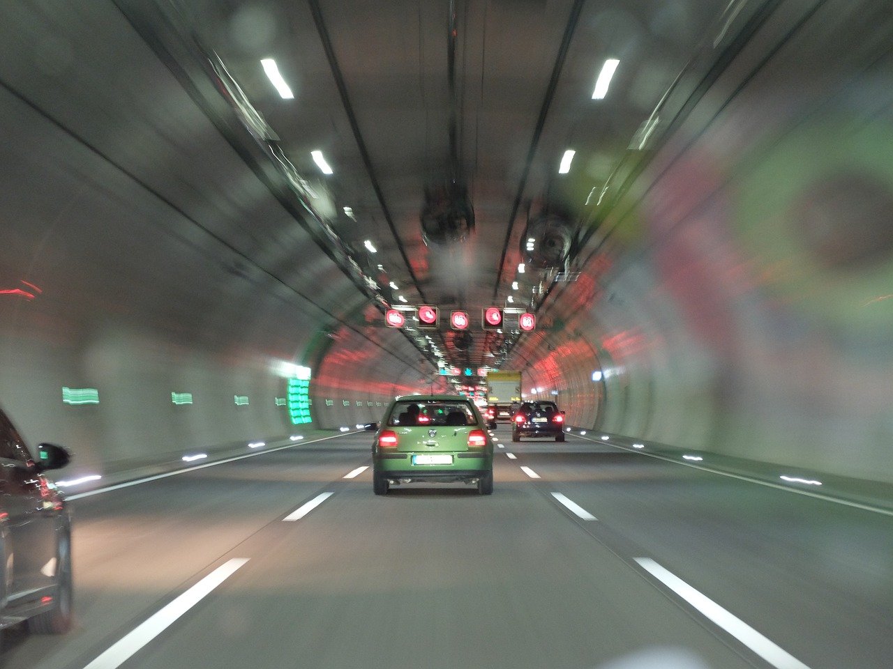 Ilustračný obrázok - osobné vozidlá prechádzajúce tunelom.