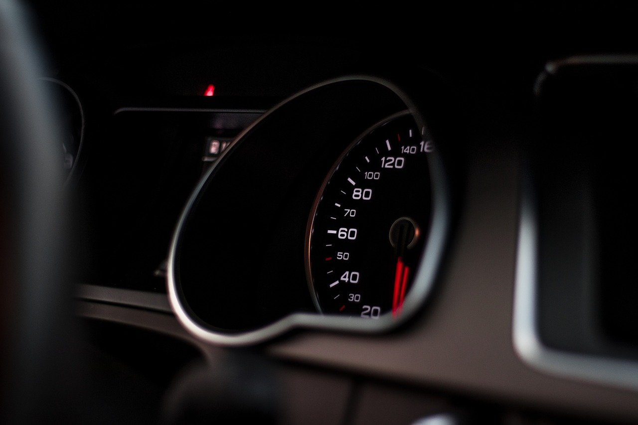 Rýchlomer alebo tiež speedometer zobrazujúci rýchlosť vozidla v km/h