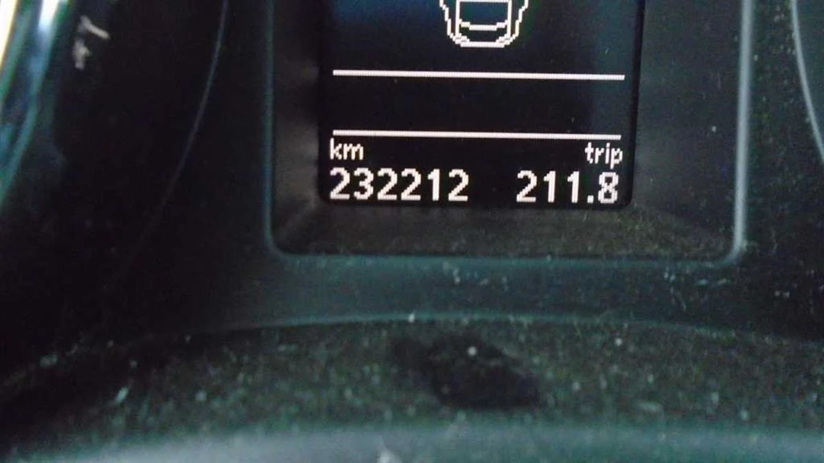 Fotografia odometra zobrazuje stav kilometrov po nezákonnej manipulácii. Fotografia odometra zobrazuje stav kilometrov po nezákonnej manipulácii.