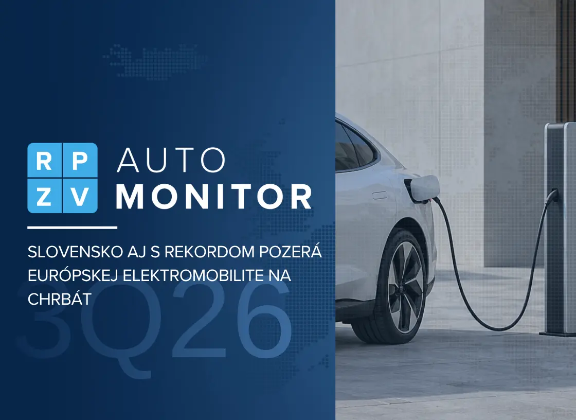 Biely elektromobil pripojený k nabíjacej stanici na titulnej strane AutoMonitoru RPZV a KO za prvé tri kvartály 2026