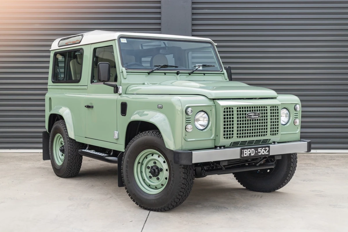 Land Rover Defender z edície Heritage vo farbe Grasmere green