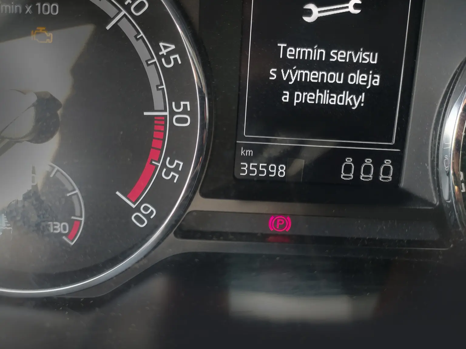 Odometer vozidla Škoda Octavia s prelepenou poslednou číslicou odometra, vďaka čomu zmizlo z nájazdu viac než 300-tisíc kilometrov.