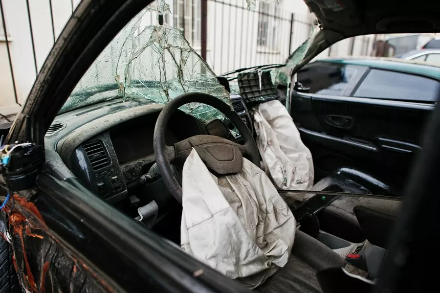 vystrelený airbag je jedným z najviditeľnejších indikátorov poškodenia hlavných bezpečnostných prvkov