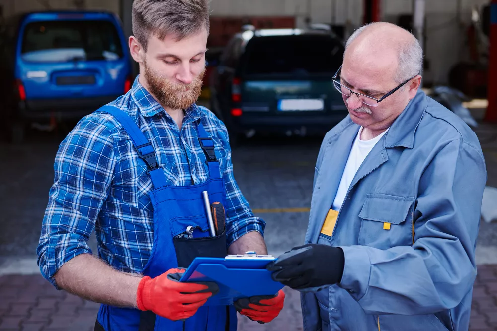 dvaja technici KO kontrolujú výpis z Registra prevádzkových záznamov vozidiel v rámci procesu výkonu kontroly originality