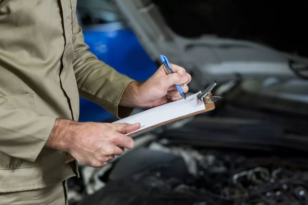 automechanik po prijatí vozidla zapisuje stav objednávky vrátane VIN čísla