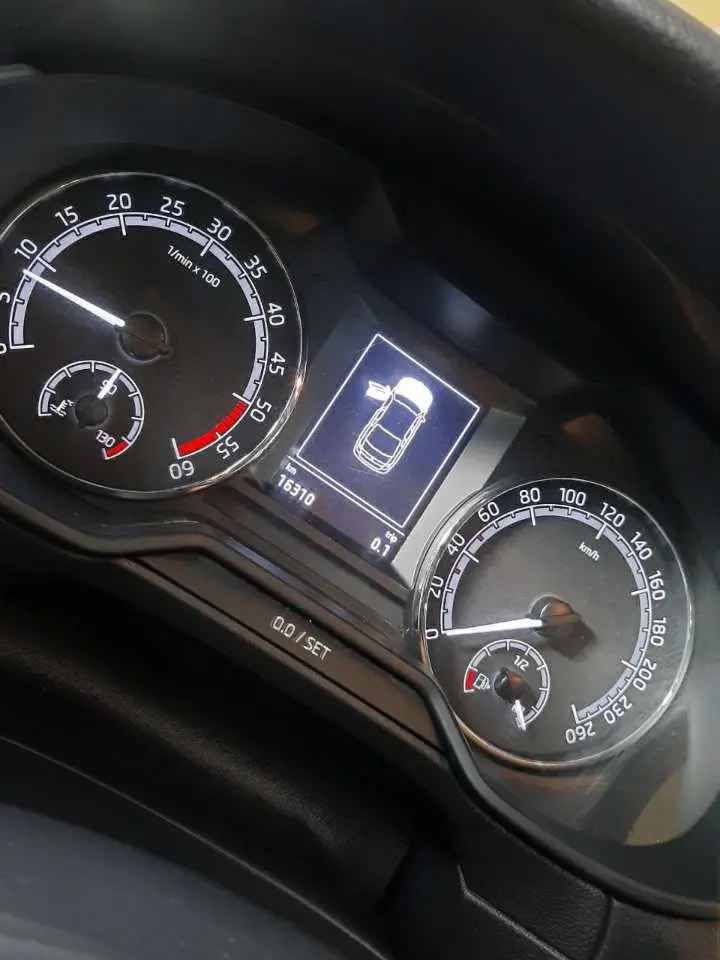 Fotografia odometra zo stanice technickej kontroly zo dňa 21. októbra 2020 so stavom 16310 kilometrov.