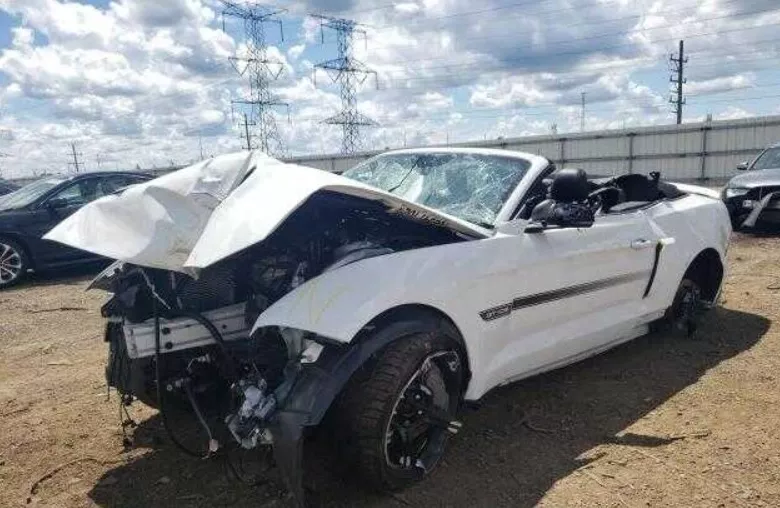 Premena Mordu Mustang GT je neuveriteľná – z haváriou zničeného vraku sa stal naoko nepoškodený športiak.